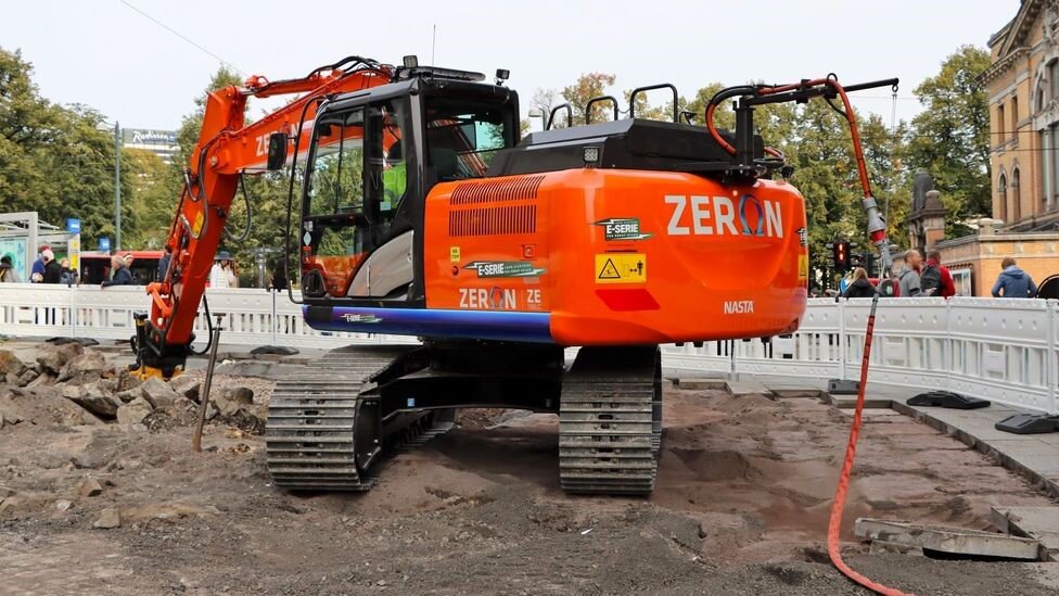 Работа электрической техники на площадке у ворот Olav Vs, г. Осло, Норвегия