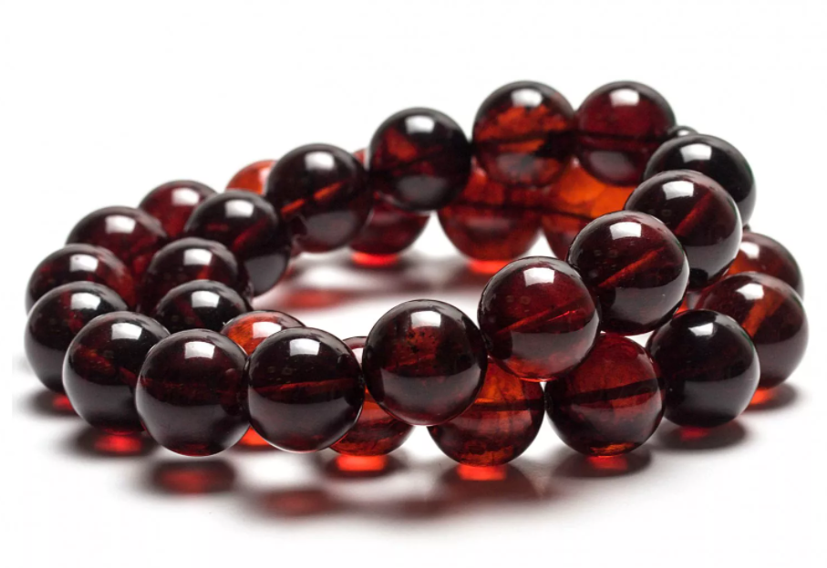 красный янтарь. красивый янтарный цвет. янтарно алый. янтарно алый. темно вишневые бусы бакелит, янтарь,.