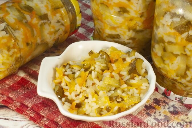 рис, огурцы, морковь, лук, масло растительное, уксус, сахар, соль, лавровый лист, перец горошком