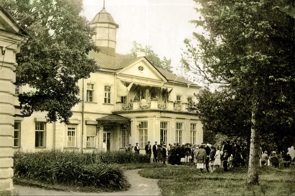 Санаторий "Страховик" усадьба Санс-Эннуи 1921-1939 гг.  Фотооткрытка из собрания Владимира Парахуды (опубликована в журнале Адреса Петербурга) в обработке автора статьи. 