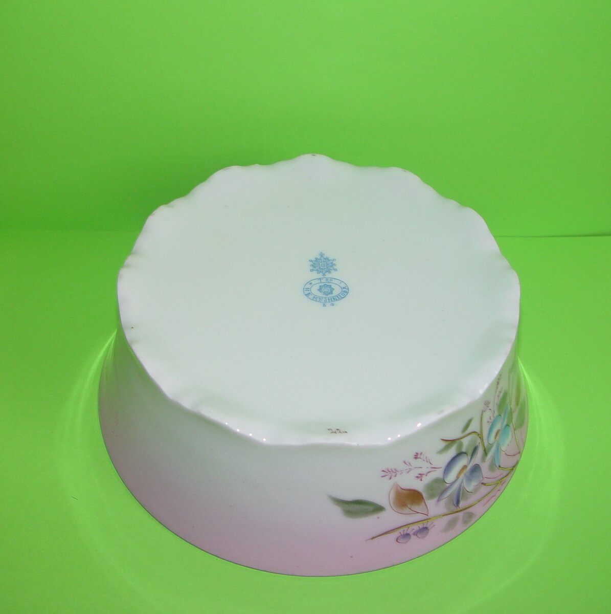 Полоскательница фирмы товарищества И.Е. Кузнецова. Костяной фарфор, нисподающее розовое крытьё, позолота, ручная роспись в виде веточек цветущих орхидей. Конец XIX века, стиль - РУССКАЯ ЭКЛЕКТИКА. Литеры "БФ" снизу  - это не  какой-нибудь "Борис Фёдорович" (как можно подумать), а "Бронницкий фарфор", т.е. вещица произведена под Великим Новгородом в селе Бронницы на заводе т-ва И.Е. Кузнецова.