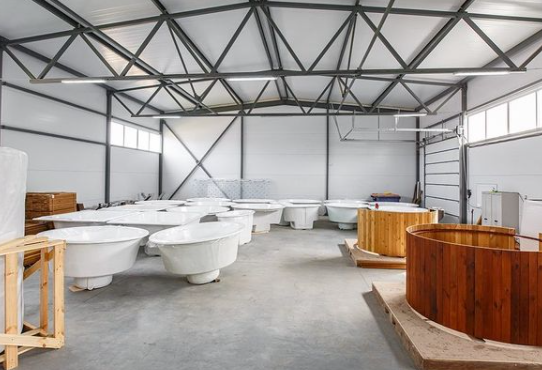 Производственный цех, в котором и проходят все этапы сборки купелей