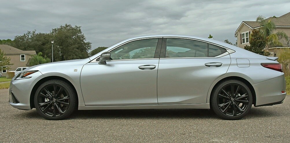 Новый Lexus ES 350 2022 года оснащен сенсорным экраном