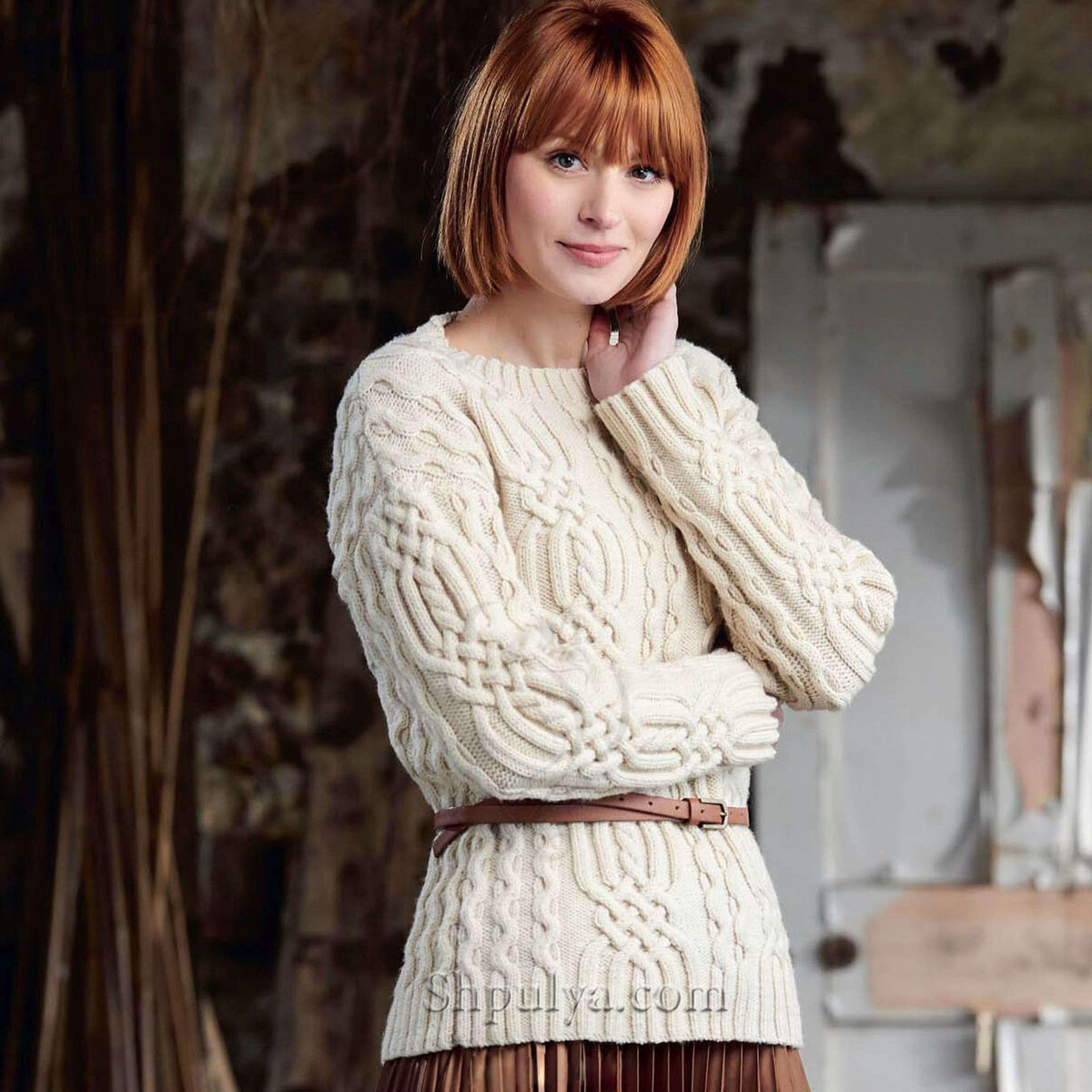 Удлиненный пуловер сливочного цвета с аранами