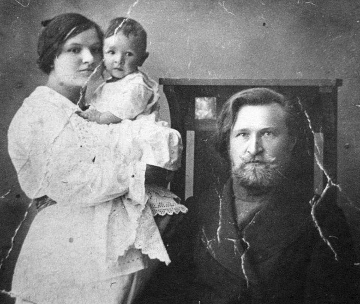 Маленький Женя с родителями