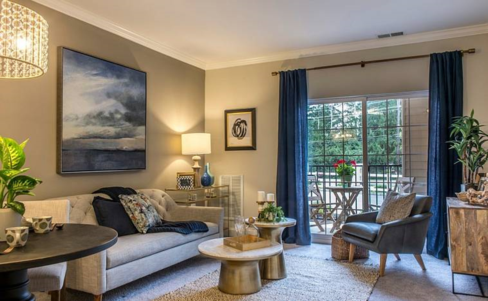 Traditional living room with vivid blue walls Blue living room, Trendy living ro