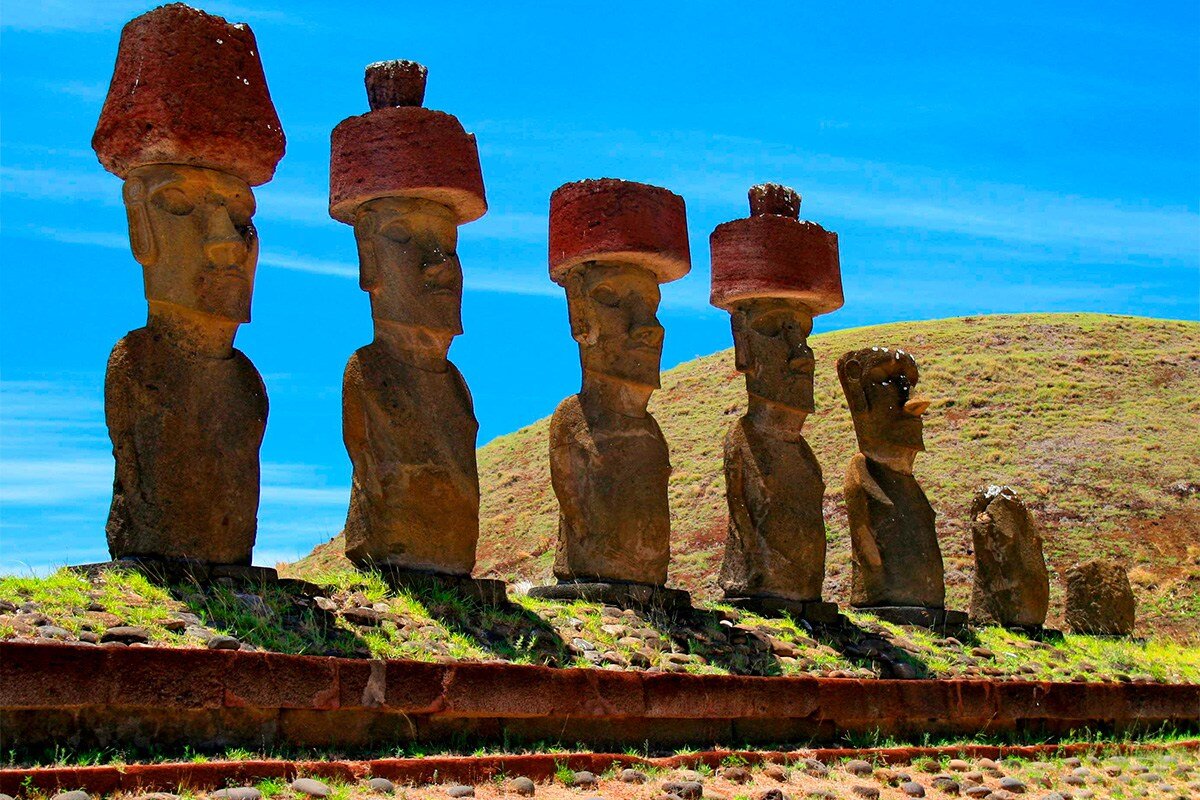 Где находятся идолы. Остров Пасхи статуи Моаи. Национальный парк Рапануи (остров Пасхи). Каменные истуканы острова Пасхи. Каменные статуи Моаи остров Пасхи Чили.