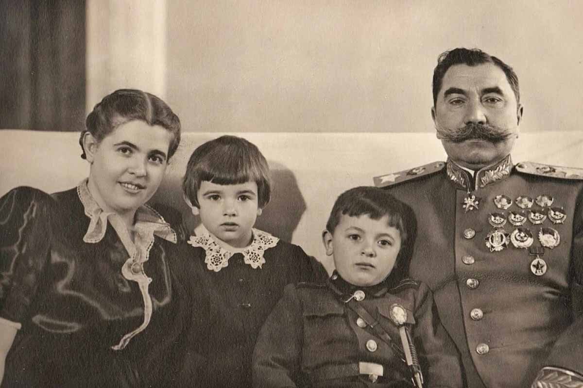Семен Михайлович Буденный с женой Марией Васильевной и детьми 