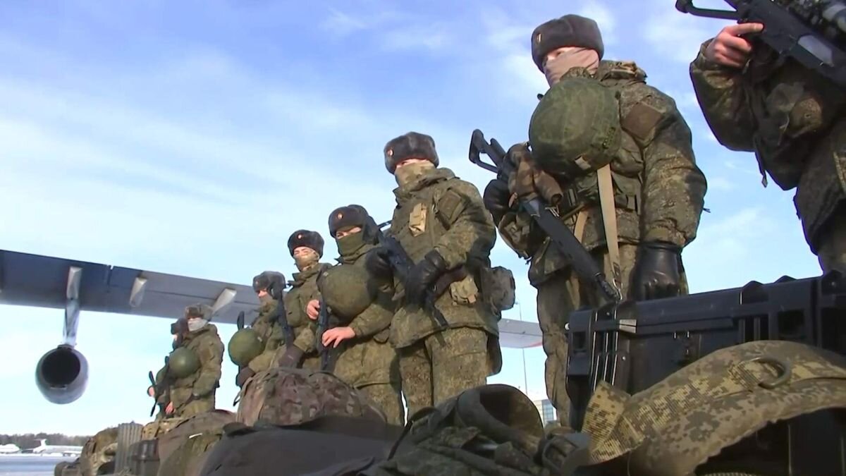 Российские миротворцы перед отправкой в Казахстан