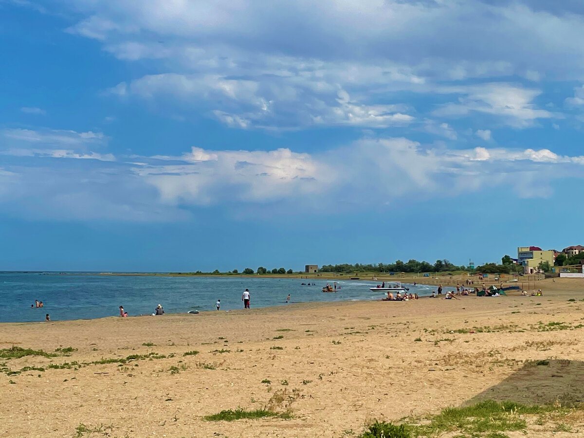 Море в избербаше. Каспийское море Дагестан Избербаш. Каспий Избербаш пляж. Каспийское море пляж Избербаш. Пляж золотые Пески Избербаш.