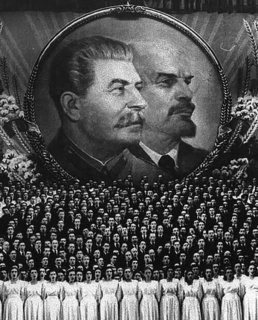 Выступление любительского хора в Большом театре, Москва. 1953 год. Фото Евгения Халдея.