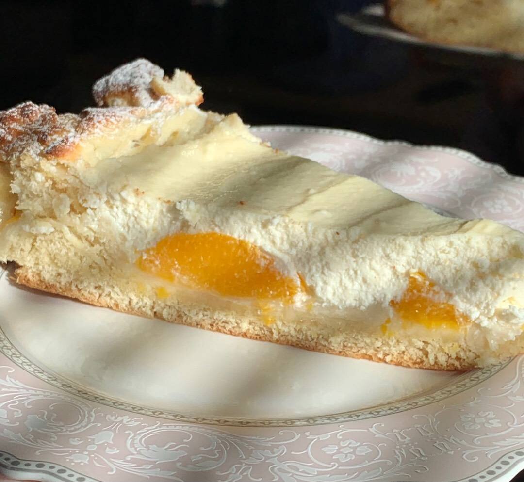 Пирог с творогом и персиками рецепт. Творожный пирог с персиками. Творожная запеканка с персиками. Творог с персиком. Блины с творогом и персиком