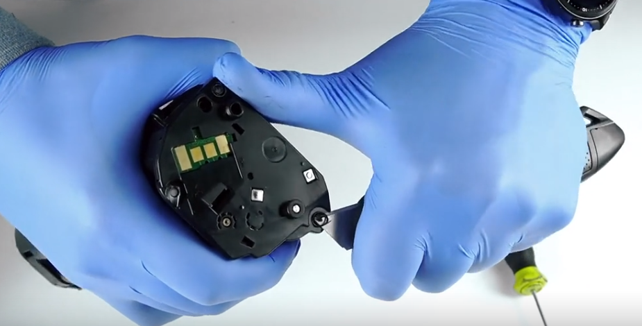 Срезаем три боковых клепки