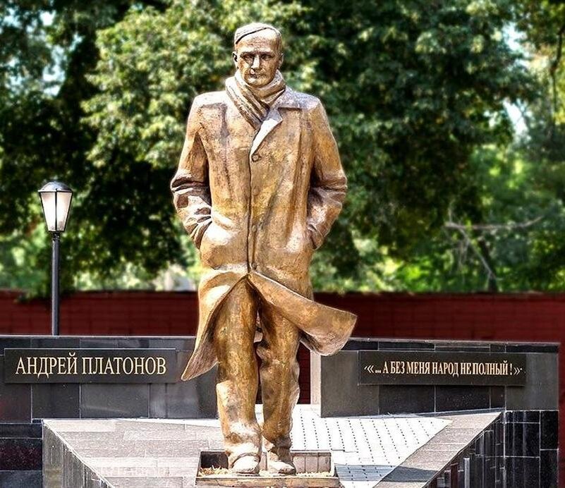 Памятник Андрею Платонову в Воронеже, на родине писателя.