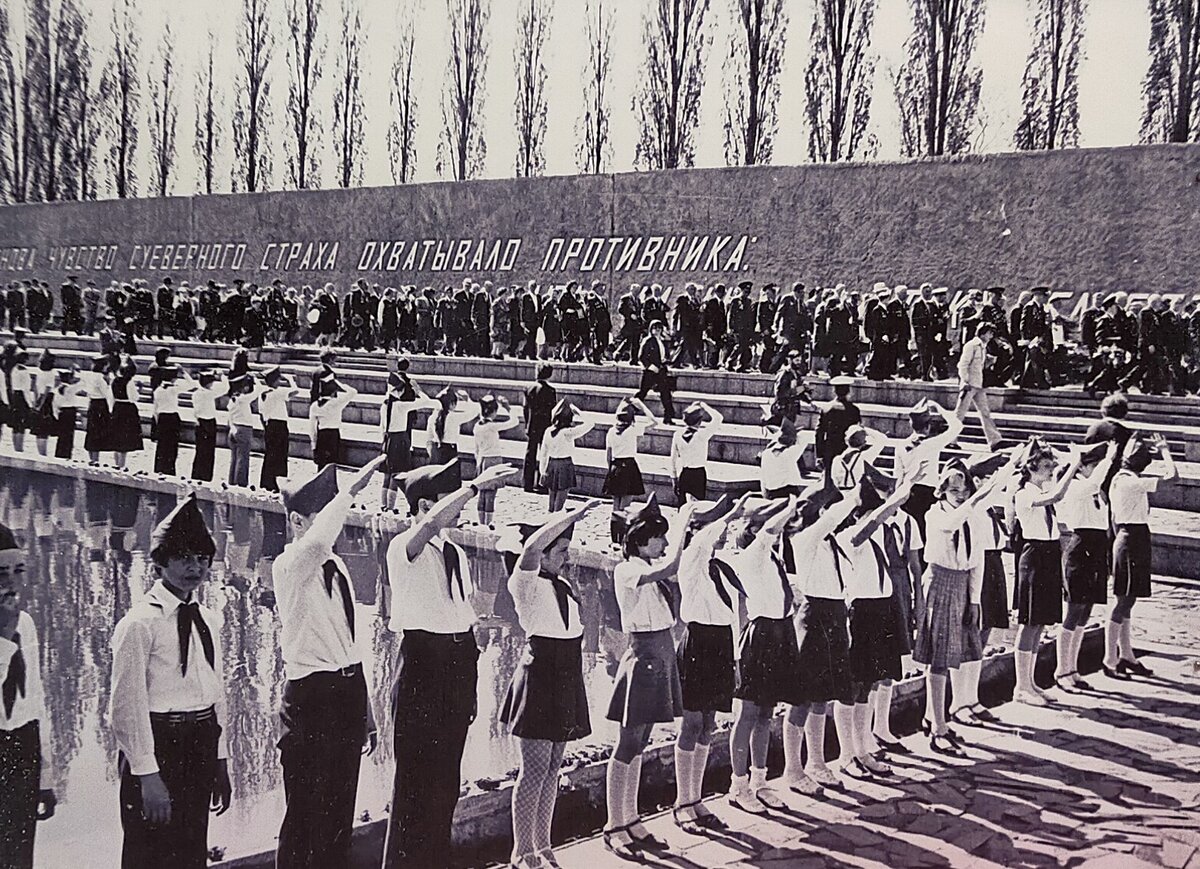 Пионерская линейка на открытии мемориала на Мамаевом кургане в 1967 году. Фото из фондов Волгоградского областного краеведческого музея 
