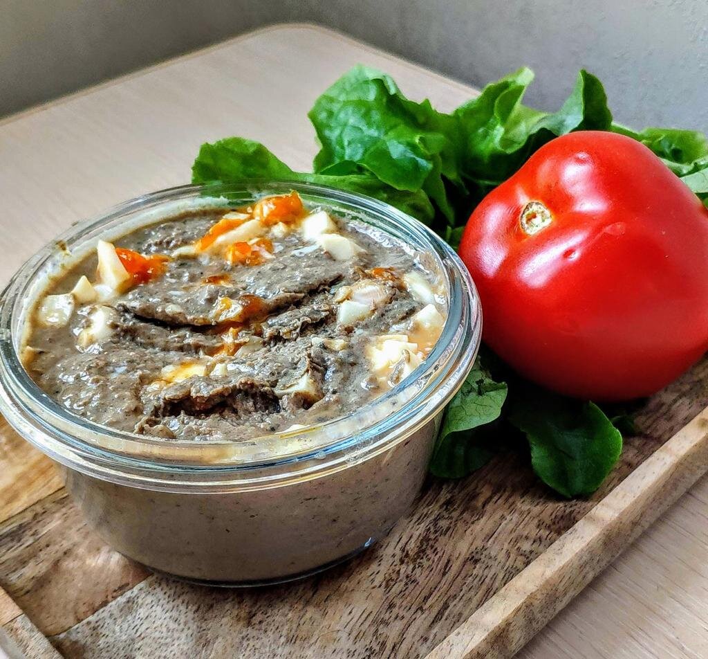 Давно не вспоминала свой паштет из куриной печени - это просто печень, лук, вода, мускатный орех, еще несколько грецких орешков потом добавляю. Яйцо для оживления картины, но оно там лишнее.