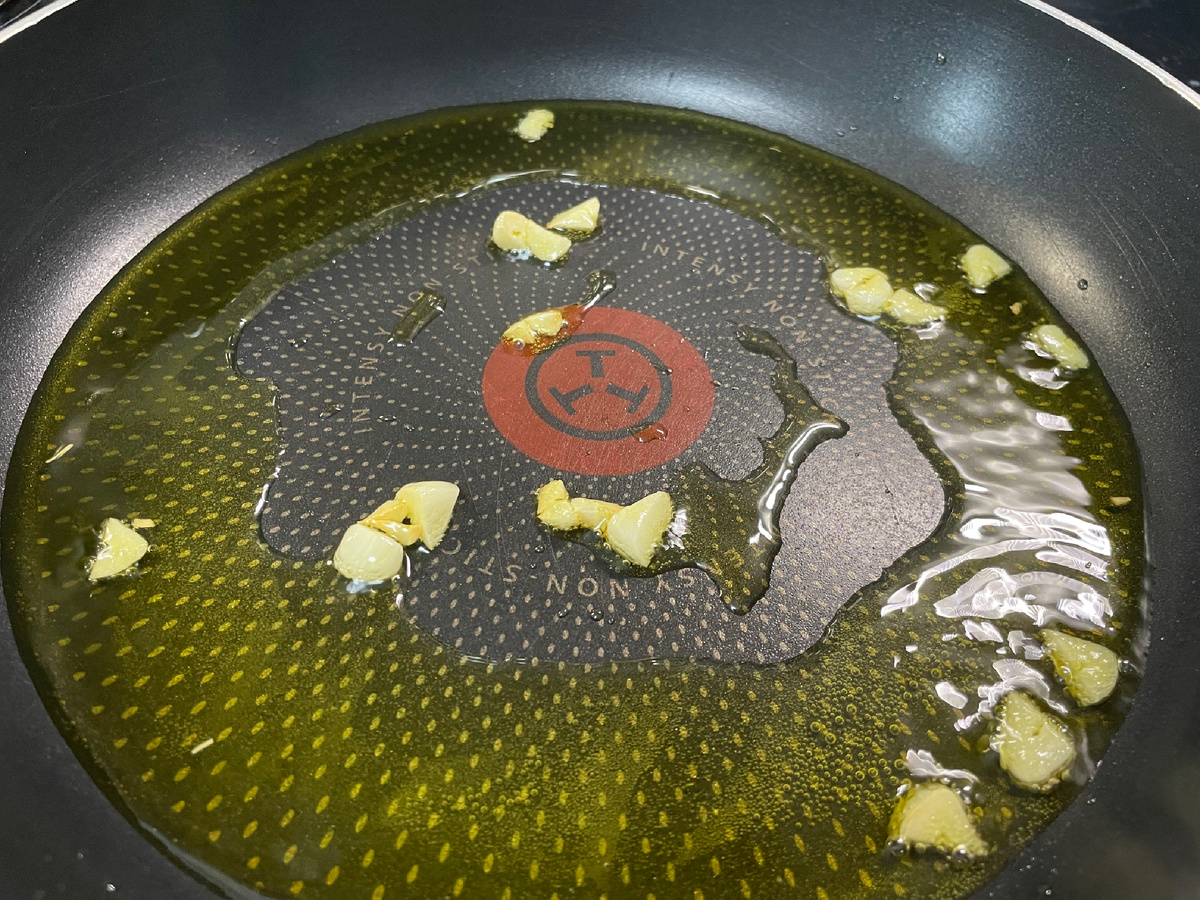 Чеснок убрать из сковородки, он нам нужен был для вкуса. Подготовить креветки (очистить) и переложить в сковородку. У меня креветки варено-мороженные и я их заранее разморозила, поэтому обжаривать на сковороде их нужно минут 5. Если креветки сырые, то приготовление займет немного больше времени.