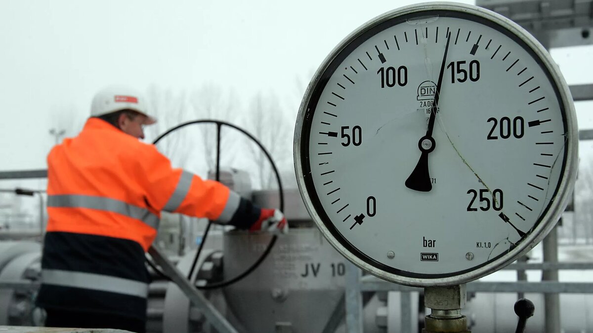 Рабочий на газохранилище. Архивное фото. © AP Photo / Frank Augstein