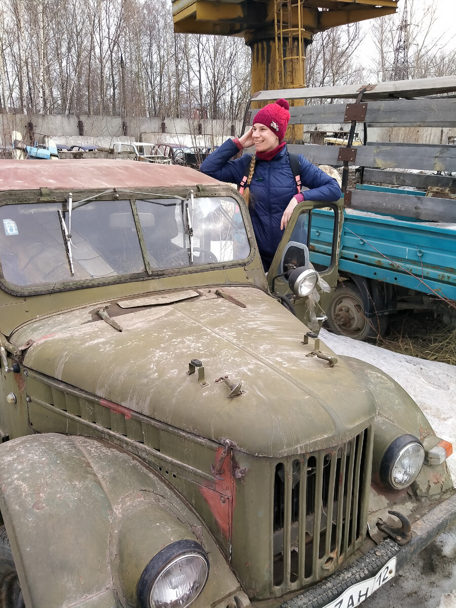 ГАЗ 69 искали долго, Но поиски больше походили на фотосессию на фоне боевых старичков. 