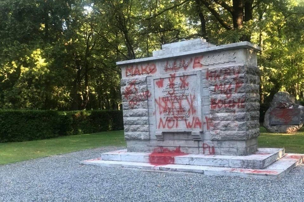 Вандалы осквернили памятник советским воинам в Эстонии. Обложка © Twitter / seesresistance2
