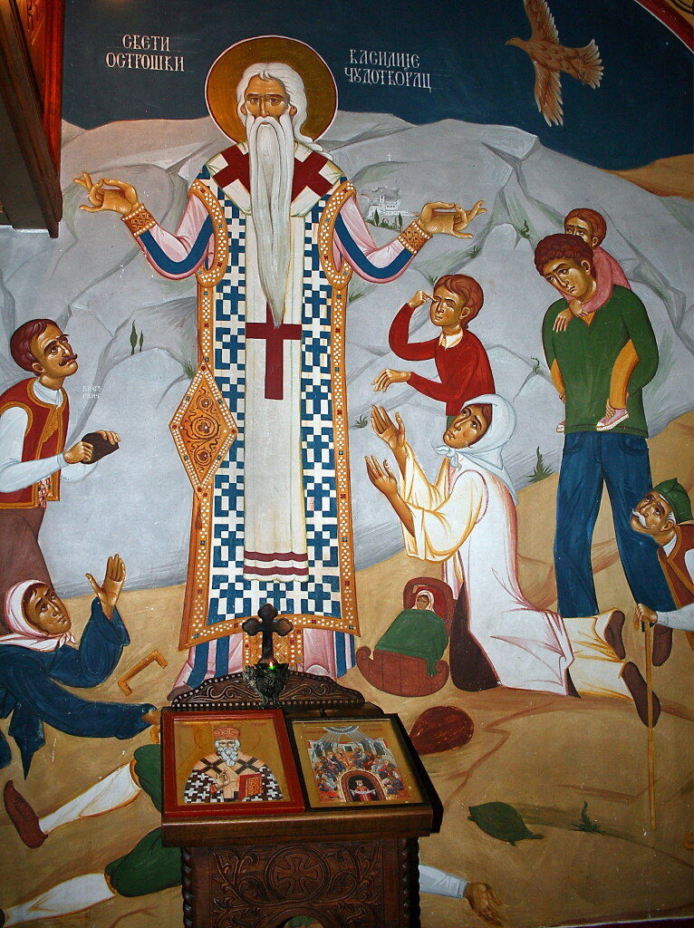 К мощам Чудотворца Василия Острожского обращаются больные и душой и телом, калеки и сумасшедшие, бездвижные и незрячие. Источник: http://solovki.moscow/4260-2/img-chernogoriya-sv-vasilij-ostrozhskij/