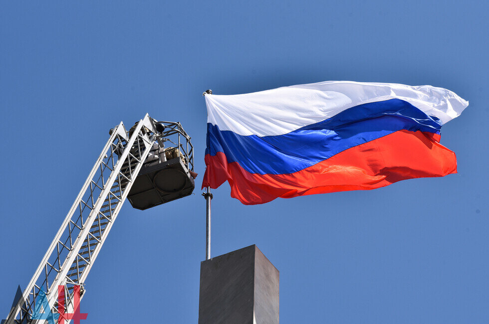 Российский флаг на площади в Донецке#триколор #вместесроссией 