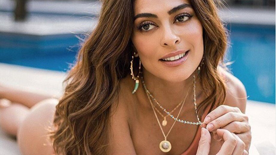 Жулиана Паес.«Семейные узы»,«Клон»,«Знаменитость»,«Фаворитка»,«Дороги Индии».          С виду и не скажешь,что Жулиана—уроженка Бразилии.                                                           А все потому что в ней течет арабская, африканская и индийская кровь.                                   Впервые Паес появилась на телеэкранах в 20.