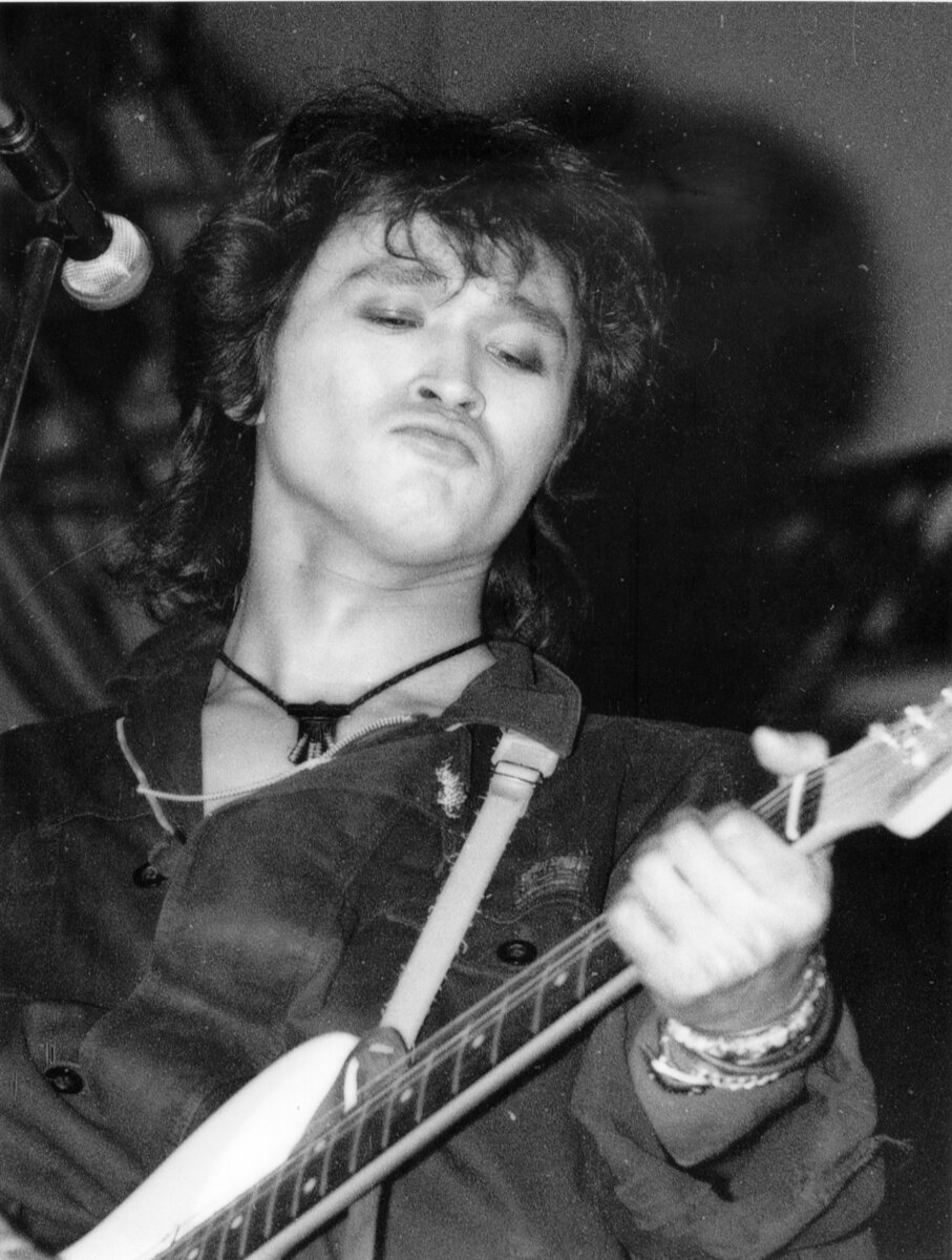 Виктор цой 1986. Виктор цой пачка сигарет. Сергей берменьев цой. Виктор цой йя-хха. Виктор цой с сигаретой.