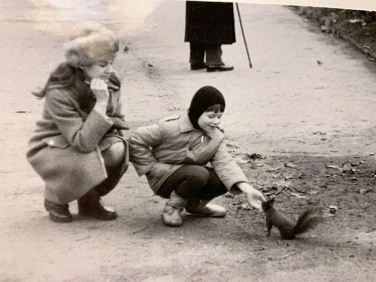 Я и мама. Сокольники. Фото из архива автора.