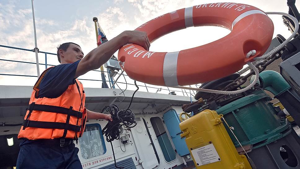 На судне соблюдают сухой закон, но от падения за борт никто не застрахованФото: Анатолий Жданов, Коммерсантъ