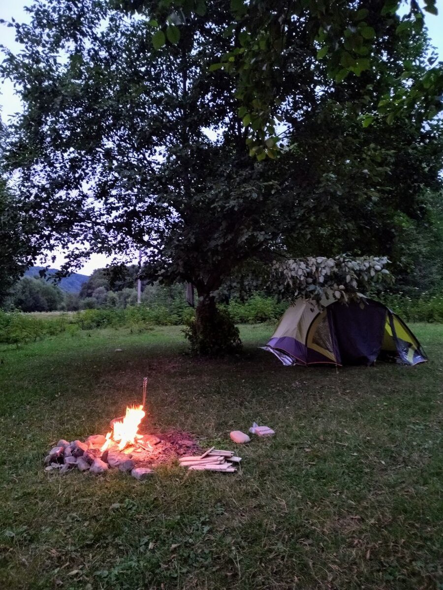 Костёр у палатки.