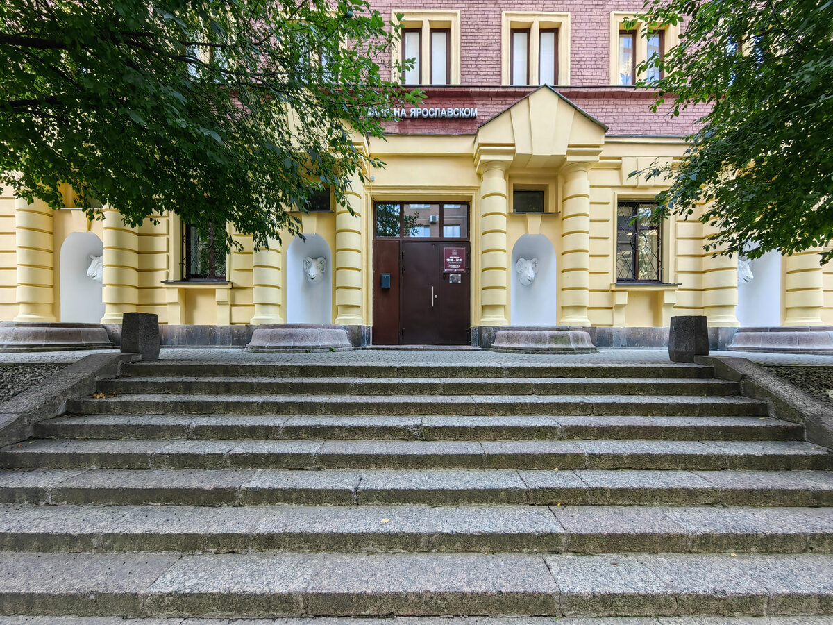 Никогда не был в бане, но архитектура банных комплексов всегда впечатляла!  Осмотрим 