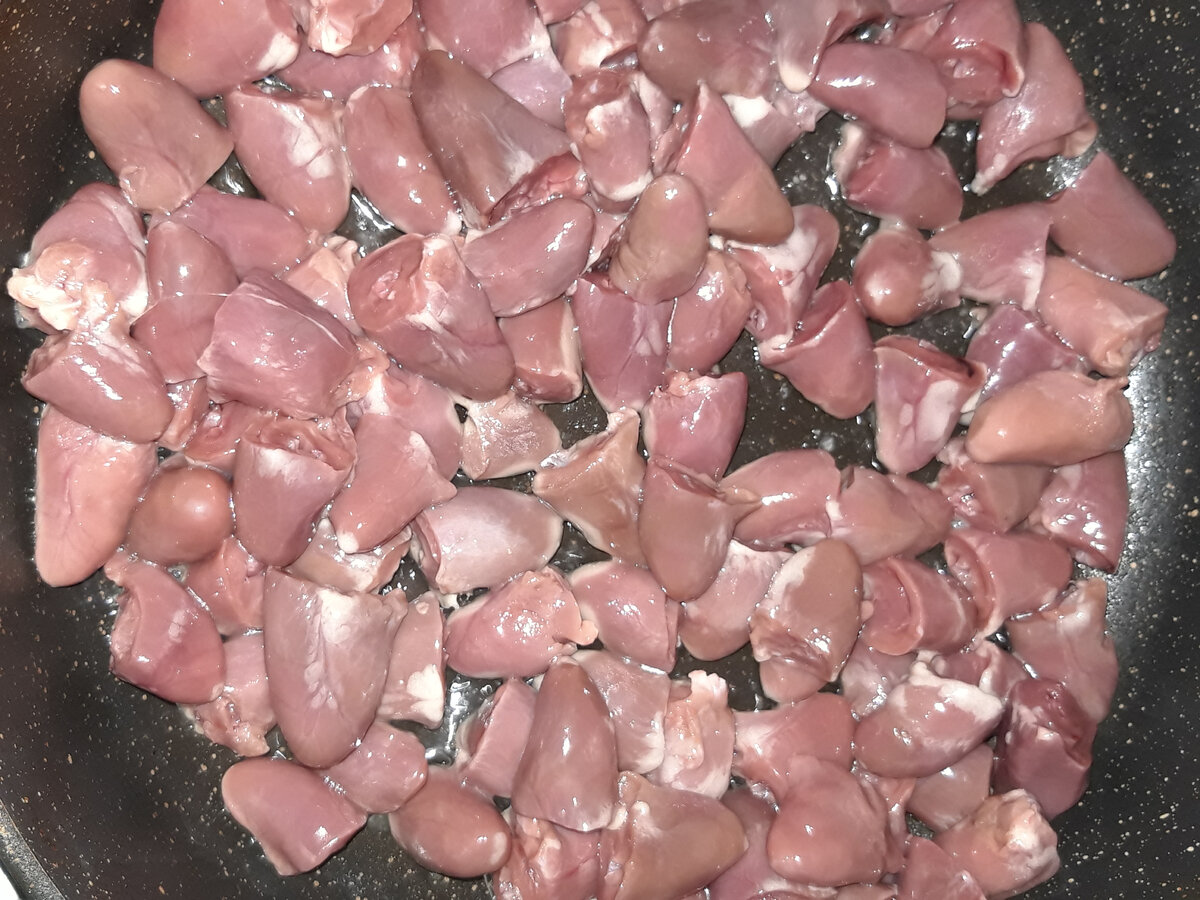 Как приготовить Салат с куриными сердечками и шампиньонами рецепт пошагово
