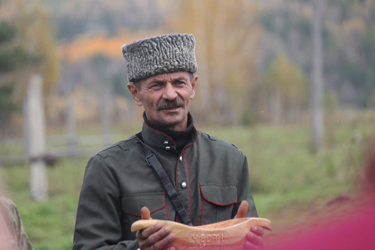 Солдат из пригоршни напьется на ладони пообедает