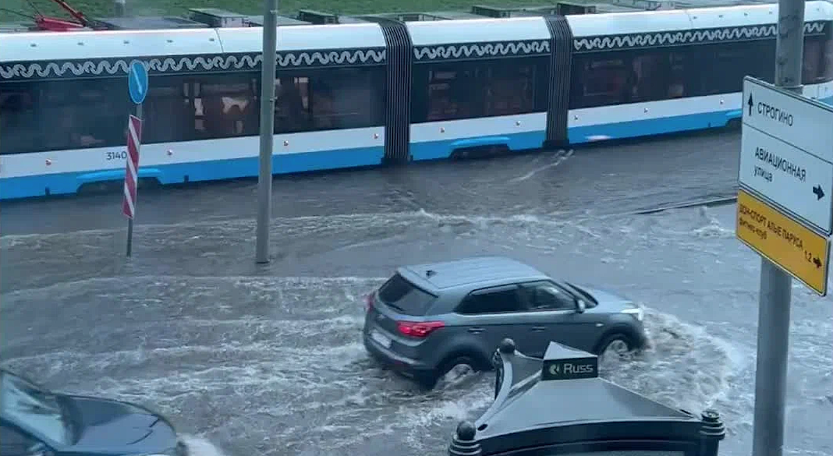 Затопило метро сегодня. Метро затопило. Потоп в метро. Станция метро 27 апреля затопило. Ливень подтопил станцию метро в Минске.