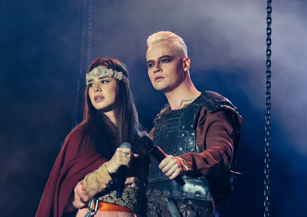 Фото: Сергей Петров/NEWS.ru 
Певец SHAMAN в роли князя Владимира и Асият Сайгидова в роли Рогнеды на фестивале «Таврида.АРТ» в бухте Капсель.