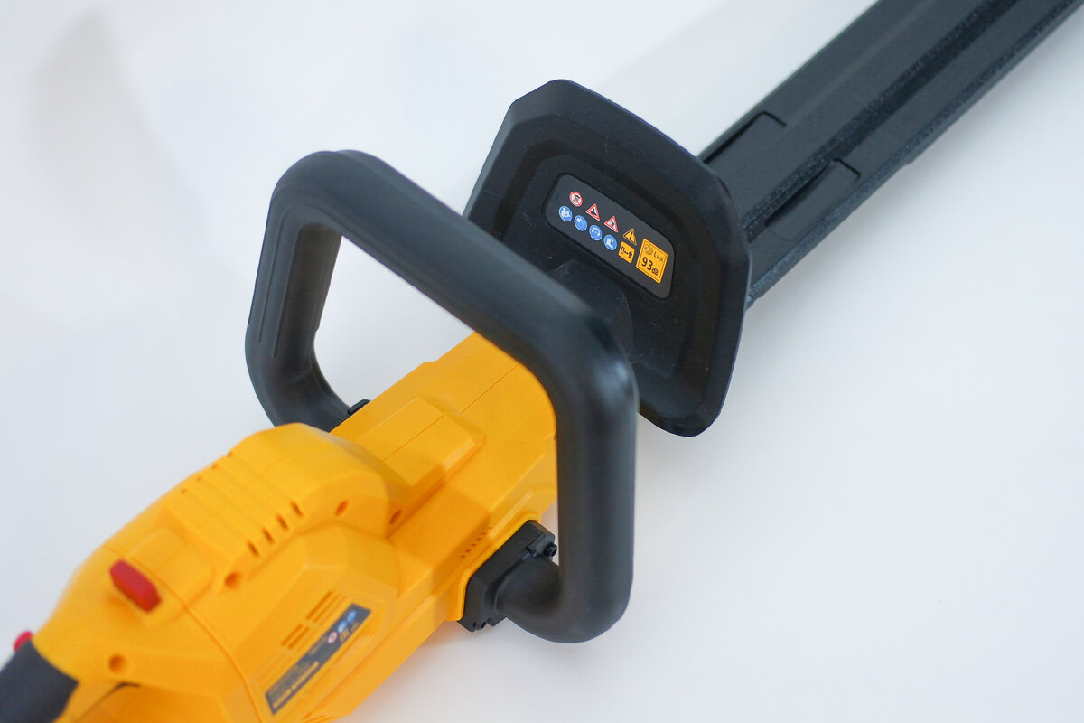 Denzel RBC510-36 Cordless Brush Cutter – аккумуляторный садовый кусторез с мощным коллекторным электромотором на 36V, комплектующийся сразу двумя аккумуляторами. Что из этого вышло, узнаем далее.-10