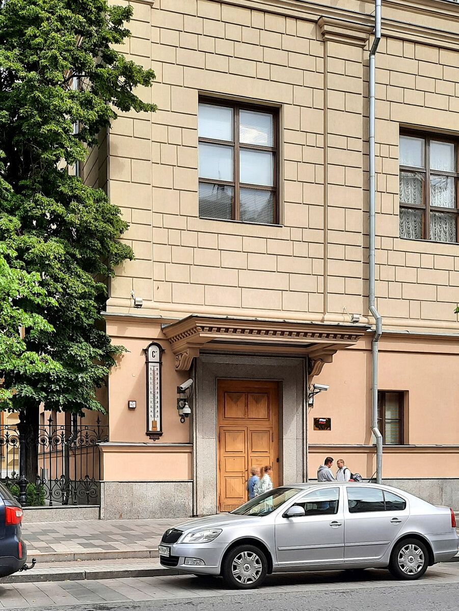 Уличный термометр на стене здания Банка России, ул. Неглинная, 12кБ, фото ph_zakharenkova, июль 2023