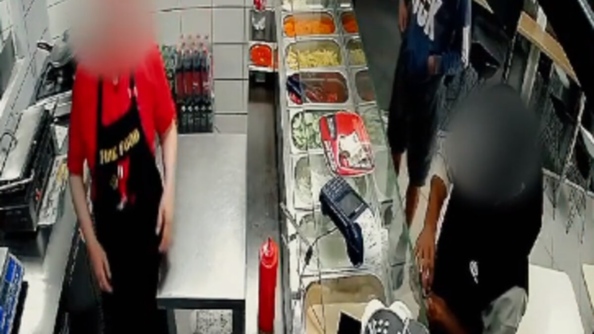     В Красноярске двое мужчин ограбили продавца закусочной Fire Food в Железнодорожном районе.