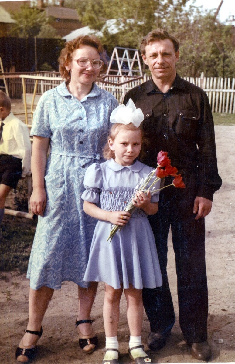 Ну, ладно. Я тут тоже не особо довольная))) Кстати, платье мне мама шила. Там видны малюсенькие красные розочки. Ой, как они мне нравились! Разбитые ноги - ну без этого я никак. Фото автора 