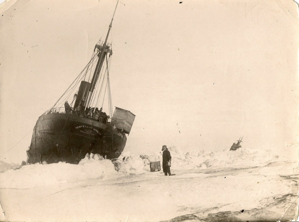 "Лейтенант Шмидт" в крене, впрочем и "Свердловск" тоже, на заднем плане