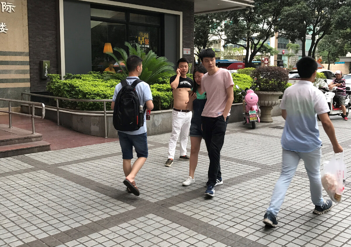 В Китае сплошь и рядом можно встретить на улице мужчин, оголивших свой живот