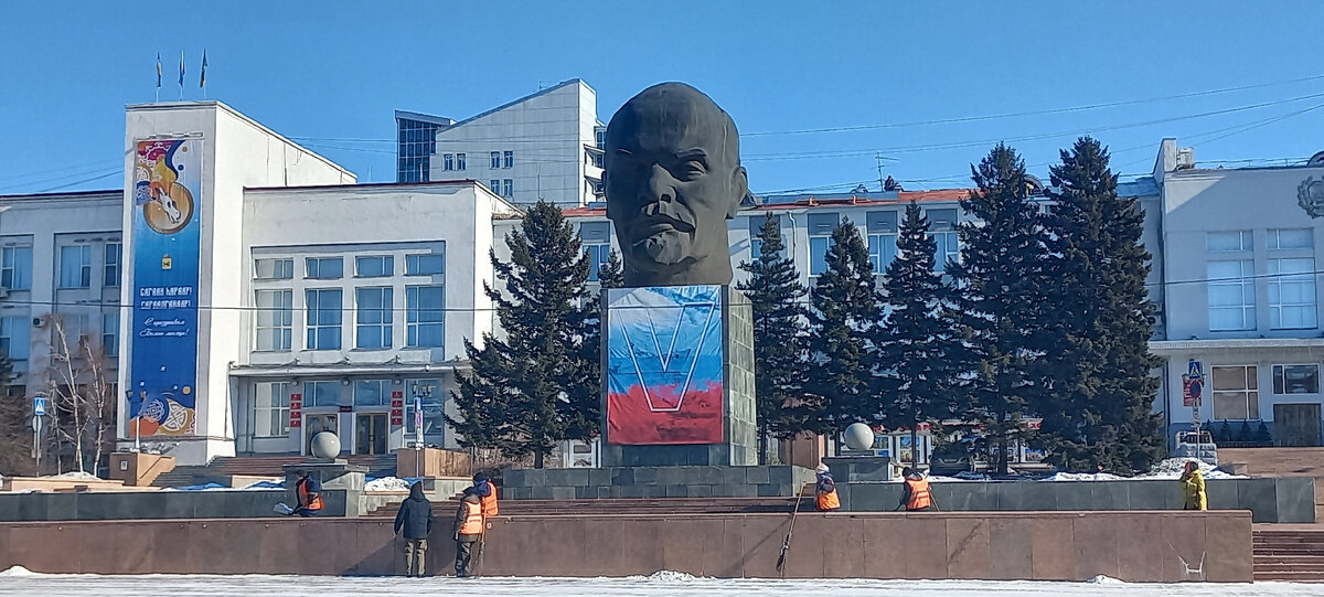 Центральная площадь с головой Ленина