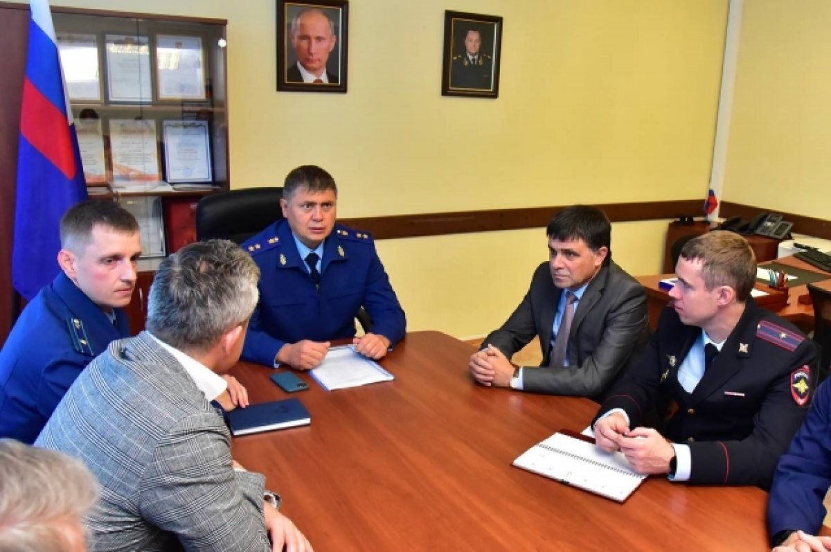    Новым прокурором города назначен 34-летний младший советник юстиции Александр Малышкин (слева).