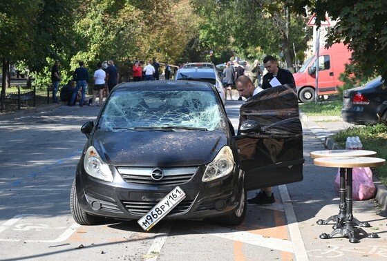    Автомобиль, поврежденный в результате падения беспилотника в Ростове-на-Дону