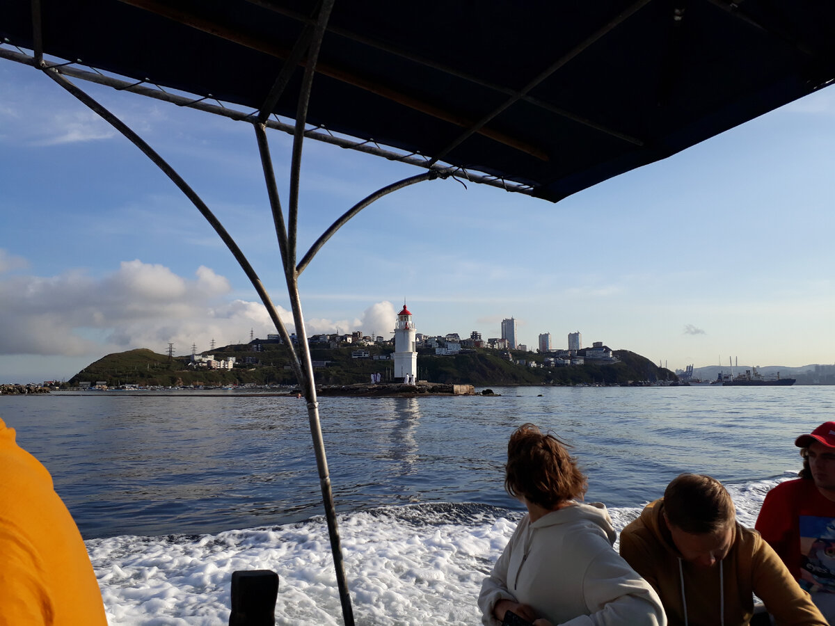 Добираться до острова Попова на катере. Проходим маяк Эгершельд, о котором я писала в одной из предыдущих статей