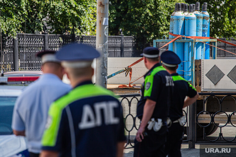    Сотрудники ГИБДД выясняют обстоятельства происшествия