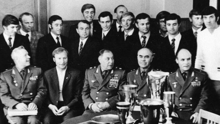 На приеме у председателя ЦК ДОСААФ маршала авиации А.И. Покрышкина. Обладатели кубка европейских чемпионов. 1973 г.