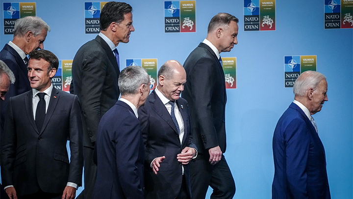 ВЕСЬ МИР ВИДИТ МЕТАНИЯ АМЕРИКАНСКОГО ИСТЕБЛИШМЕНТА, А ВМЕСТЕ С НИМ И ЕВРОПЕЙСКИХ ЭЛИТ В ПОИСКЕ  РАЗУМНЫХ ОПРАВДАНИЙ СВОЕГО (А НЕ УКРАИНСКОГО) ПРОВАЛА. ФОТО:  КЕЙ НИТФЕЛЬД/ GLOBALLOOKPRES