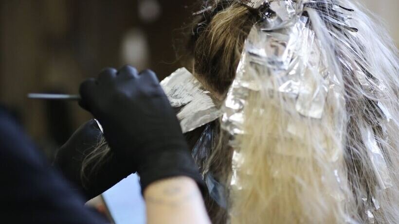    Парикмахер красит волосы ©Кирилл Брага РИА Новости